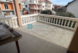 VODICE, samostojeća kuća s 12 apartmana, 350 m od plaže, garaža, Vodice, Ev