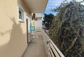 VODICE, samostojeća kuća s 12 apartmana, 350 m od plaže, garaža, Vodice, Casa