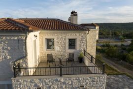 DUBRAVA KOD ŠIBENIKA - PREKRASNA VILLA SA BAZENOM, 282 m2, Šibenik - Okolica, Haus