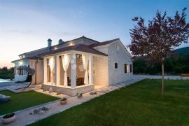 DUBRAVA KOD ŠIBENIKA - PREKRASNA VILLA SA BAZENOM, 282 m2, Šibenik - Okolica, Haus