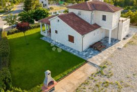 DUBRAVA KOD ŠIBENIKA - PREKRASNA VILLA SA BAZENOM, 282 m2, Šibenik - Okolica, بيت