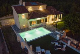 DUBRAVA KOD ŠIBENIKA - PREKRASNA VILLA SA BAZENOM, 282 m2, Šibenik - Okolica, Haus