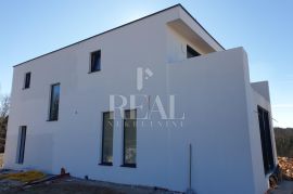 MALINSKA-VILA SA BAZENOM, PRI+KAT, 4 SPAVAĆE SOBE, Malinska-Dubašnica, Maison