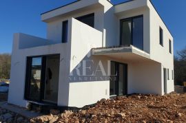 MALINSKA-VILA SA BAZENOM, PRI+KAT, 4 SPAVAĆE SOBE, Malinska-Dubašnica, Kuća