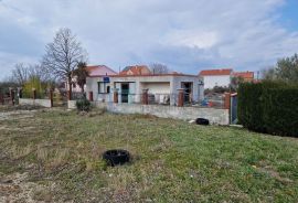 Građevinsko zemljište 1198 m2 s postojećim objektom !, Benkovac, Commercial property