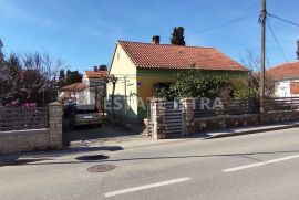 Prodaje se obiteljska kuća samo 150 m od mora u Fažani, Fažana, Haus