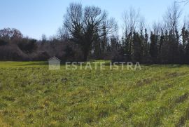 Na prodaju poljoprivredno zemljište 6517m2, na potezu od pulskog aerodroma prema Valturi., Ližnjan, Arazi