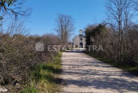 Na prodaju poljoprivredno zemljište 6517m2, na potezu od pulskog aerodroma prema Valturi., Ližnjan, Terrain