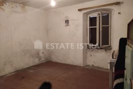 Na prodaju višeetažni stan za renovaciju u povijesnom centru Žminja, Žminj, Διαμέρισμα