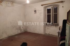 Na prodaju višeetažni stan za renovaciju u povijesnom centru Žminja, Žminj, Flat