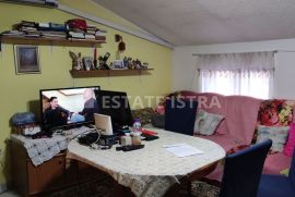 Prodaje se stan veličine 81 m2 u potkrovlju kuće samo 100 m od mora, Medulin, Apartamento