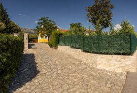 ŠIBENIK, DUBRAVA - kuća sa bazenom na izuzetnoj lokaciji, Šibenik - Okolica, Haus