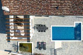 Atraktivna novogradnja sa bazenom i pogledom na more, Marčana, Haus