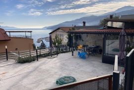 OPATIJA, stan s pogledom na more, garažom i okućnicom od 300 m2, Opatija, Διαμέρισμα