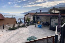 OPATIJA, stan s pogledom na more, garažom i okućnicom od 300 m2, Opatija, Kвартира