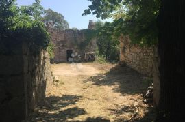 Teren i dvije starine, Vinodolska Općina, Land