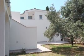 Kuća sa 5 apartmana u blizini mora, Peroj, Istra, Vodnjan, Дом