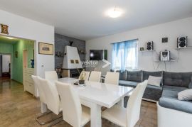 Labin, prizemnica s bazenom i 9.400m2 okućnice, Labin, Maison