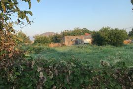Za prodaju zemljiste sa kucom, Podgorica, Podgorica, Arazi