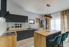 Novi Vinodolski, moderan stan  sa okućnicom, Novi Vinodolski, Appartement