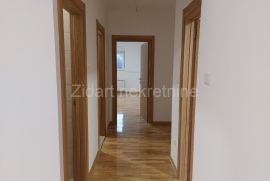 U centru Inđije, veoma lep i svetao stan 80m2, Inđija, Flat