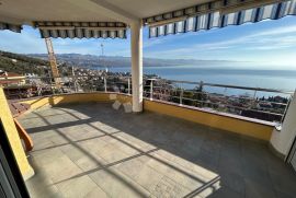 OPATIJA ugodna lokacija, prekrasna terasa i pogled, vlastiti vrt !, Opatija, Appartement