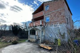 Istra, Valbandon, samostojeća kuća s tri stana za investiciju, Fažana, Σπίτι