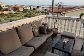 VODICE, ŠIBENIK apartmanska kuća sa velikom okućnicom, Vodice, Σπίτι