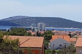 VODICE, ŠIBENIK apartmanska kuća sa velikom okućnicom, Vodice, Maison