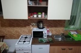 VODICE, ŠIBENIK apartmanska kuća sa velikom okućnicom, Vodice, Famiglia