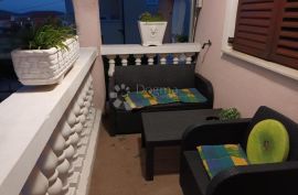 VODICE, ŠIBENIK apartmanska kuća sa velikom okućnicom, Vodice, Famiglia