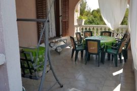 VODICE, ŠIBENIK apartmanska kuća sa velikom okućnicom, Vodice, Famiglia