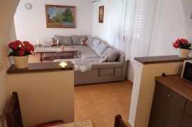 VODICE, ŠIBENIK apartmanska kuća sa velikom okućnicom, Vodice, Дом