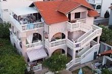 VODICE, ŠIBENIK apartmanska kuća sa velikom okućnicom, Vodice, Famiglia