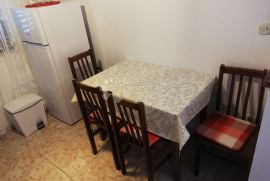 VODICE, ŠIBENIK apartmanska kuća sa velikom okućnicom, Vodice, Σπίτι