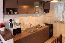 VODICE, ŠIBENIK apartmanska kuća sa velikom okućnicom, Vodice, Σπίτι