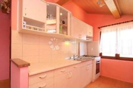 VODICE, ŠIBENIK apartmanska kuća sa velikom okućnicom, Vodice, Σπίτι