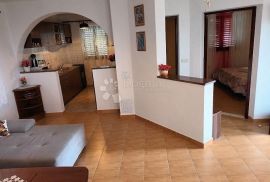 VODICE, ŠIBENIK apartmanska kuća sa velikom okućnicom, Vodice, Σπίτι