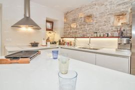 Kuća Prodaja predivne, moderno opremljene i renovirane istarske kamene kuće, Bale!, Bale, Casa