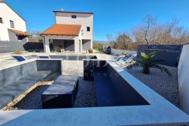 Dobrinj okolica - dvije moderne kuće s bazenom za veliku obitelj, Dobrinj, Famiglia