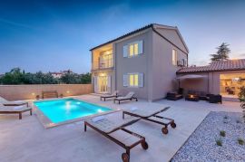 Lijepa kuća za odmor sa bazenom, Štinjan, Istra, Pula, بيت