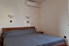 Centar Medulina. Pogled. 2 apt. Terasa. Parking 4 auta, Medulin, بيت