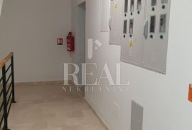 CRES-stan na atraktivnoj lokaciji u blizini mora, 3S+DB od 115 m2, Cres, Appartamento