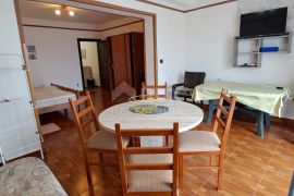 NOVI VINODOLSKI - samostojeća kuća s pet apartmana, Novi Vinodolski, Maison