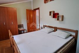 NOVI VINODOLSKI - samostojeća kuća s pet apartmana, Novi Vinodolski, House