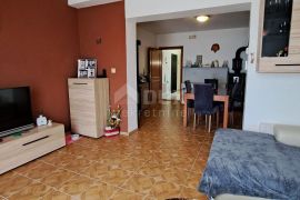 NOVI VINODOLSKI - samostojeća kuća s pet apartmana, Novi Vinodolski, Maison