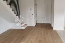 DVOETAŽAN TROSOBAN STAN S VRTOM, Zadar, Appartement