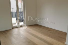 DVOETAŽAN TROSOBAN STAN S VRTOM, Zadar, Apartamento