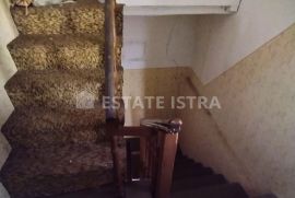 Fažana , kuća za adaptaciju , 100m od mora, Fažana, House