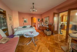 OPATIJA, CENTAR – fantastičan stan za adaptaciju, prvi red do mora, Opatija, Appartement